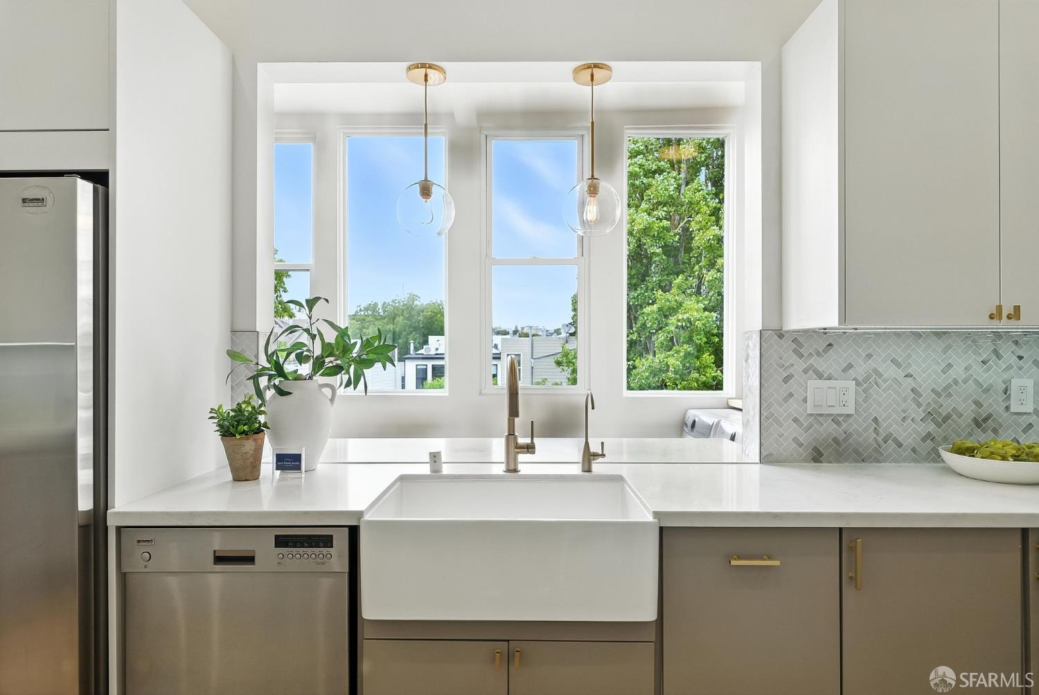 Detail Gallery Image 8 of 26 For 2152 15th St, San Francisco,  CA 94114 - 2 Beds | 2 Baths