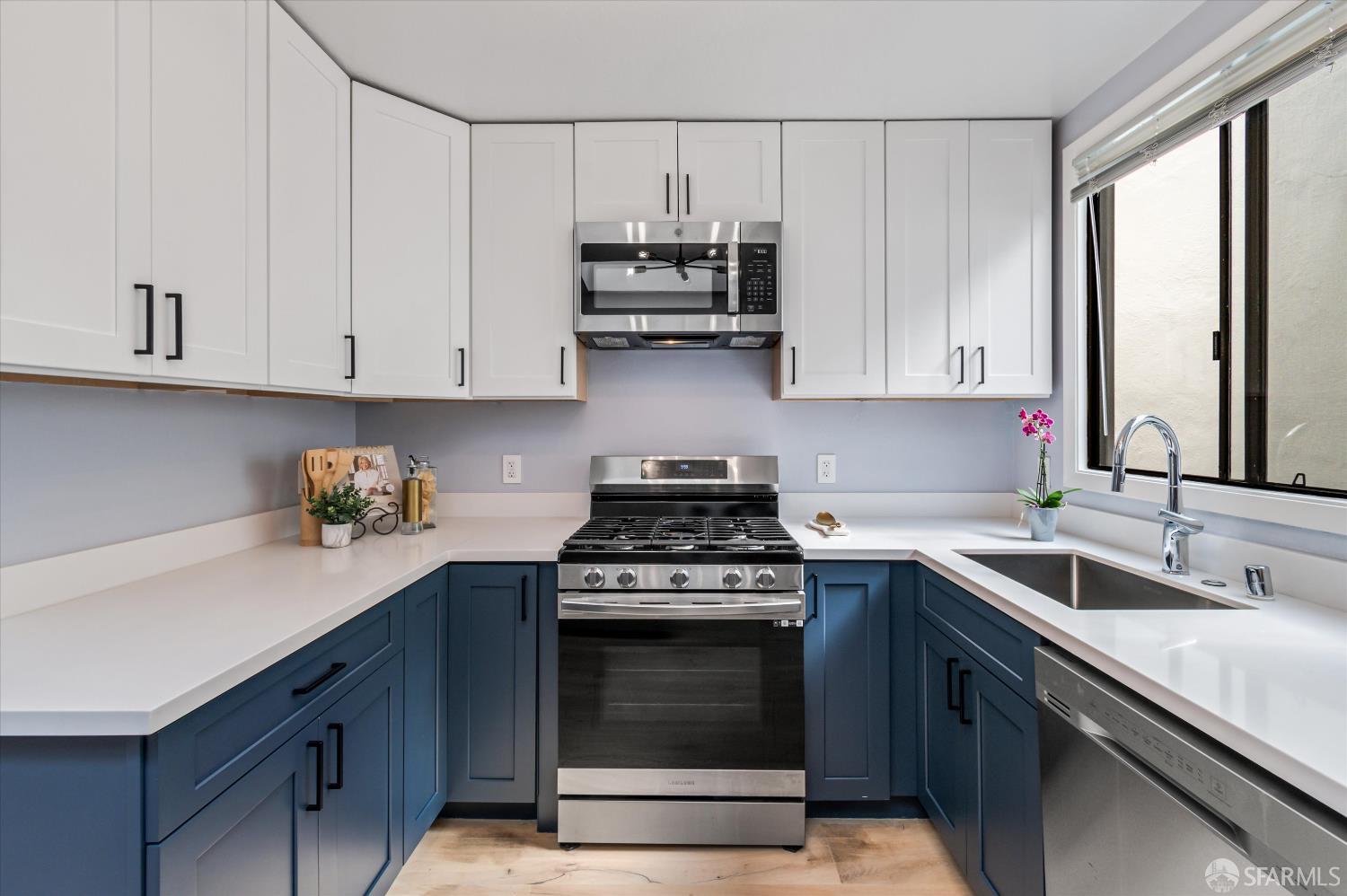 Detail Gallery Image 5 of 12 For 1706 42nd Ave, San Francisco,  CA 94122 - 2 Beds | 1 Baths