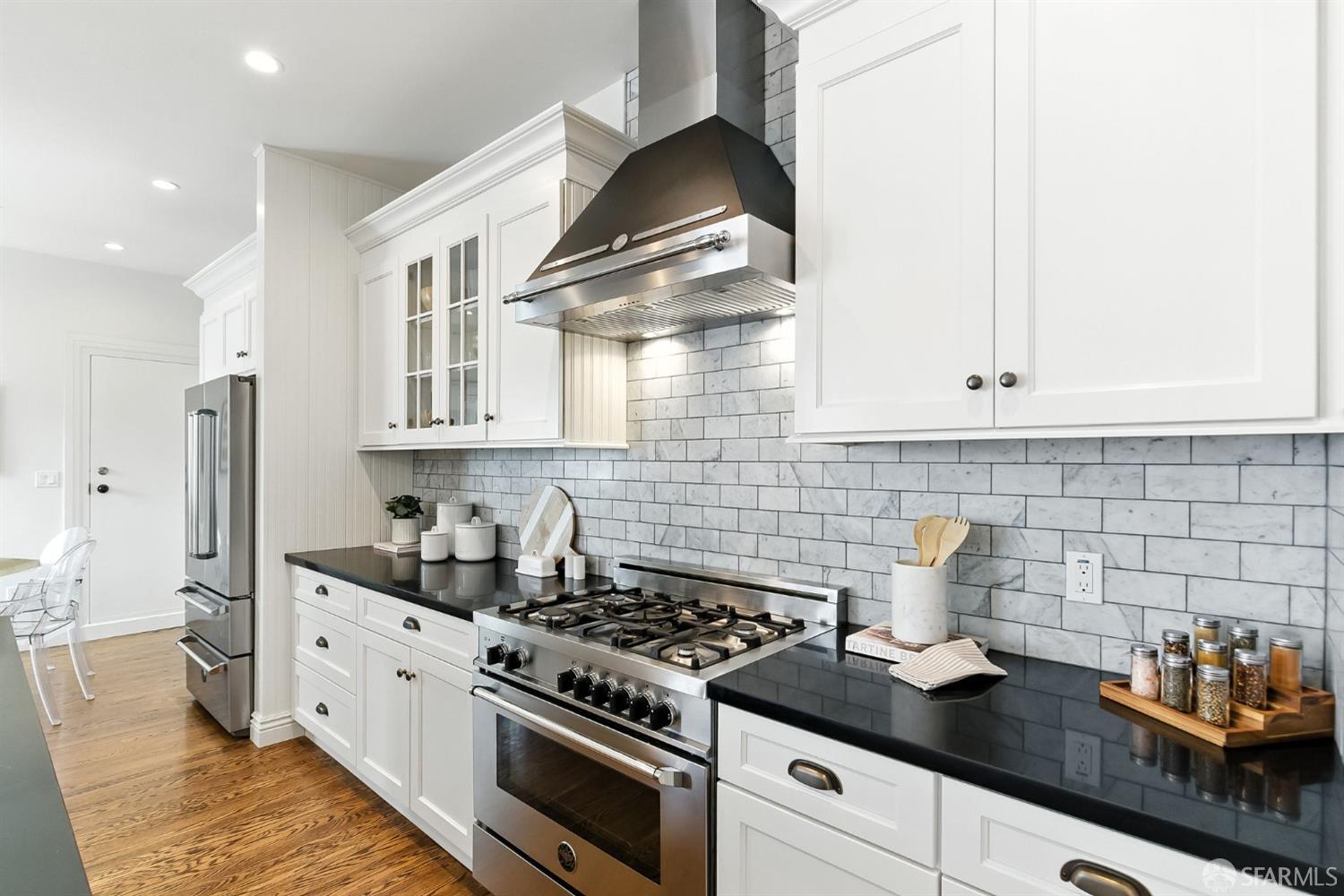 Detail Gallery Image 11 of 40 For 617 Broderick St #B,  San Francisco,  CA 94117 - 4 Beds | 4 Baths