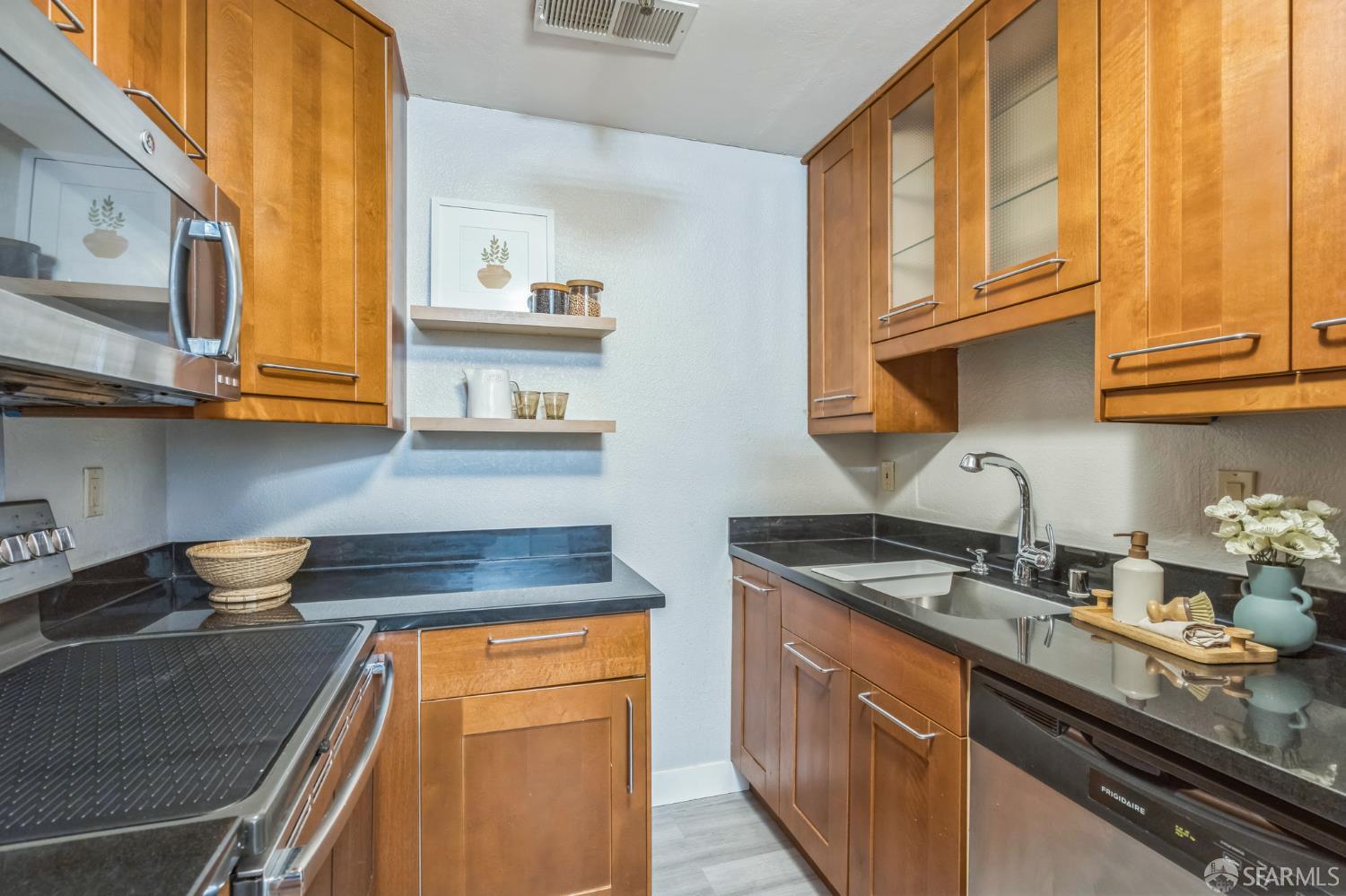 Detail Gallery Image 6 of 15 For 3193 Wayside Plz #23,  Walnut Creek,  CA 94597 - 1 Beds | 1 Baths
