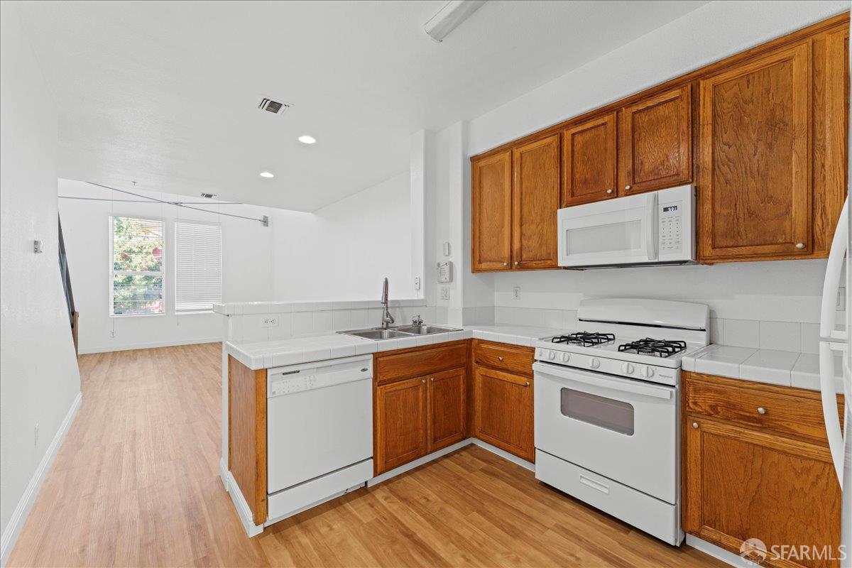 Detail Gallery Image 4 of 16 For 1565 Nevin Plz, Richmond,  CA 94801 - 3 Beds | 3 Baths