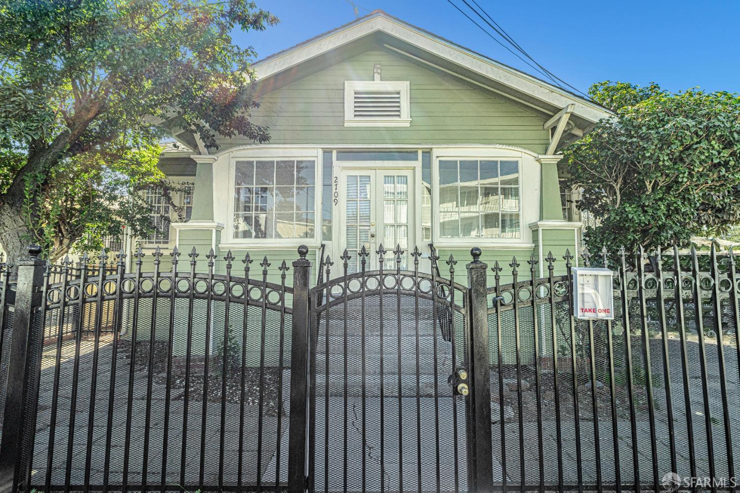 Detail Gallery Image 3 of 42 For 2709 Nicol Ave, Oakland,  CA 94602 - 3 Beds | 1 Baths