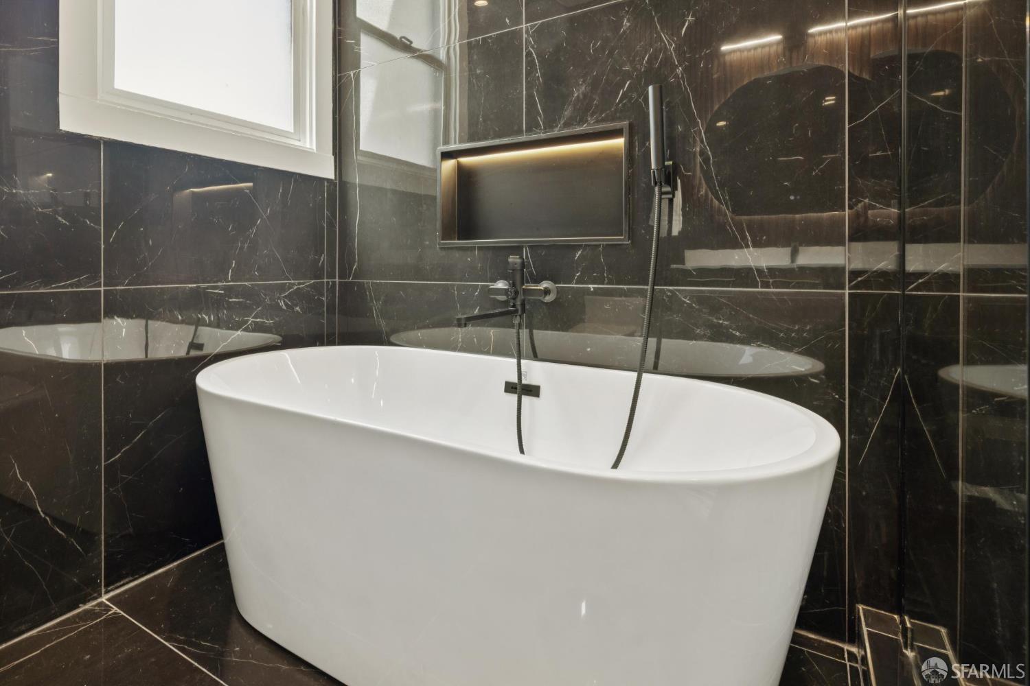 Detail Gallery Image 12 of 21 For 1234 Francisco St #1,  San Francisco,  CA 94123 - 2 Beds | 2 Baths