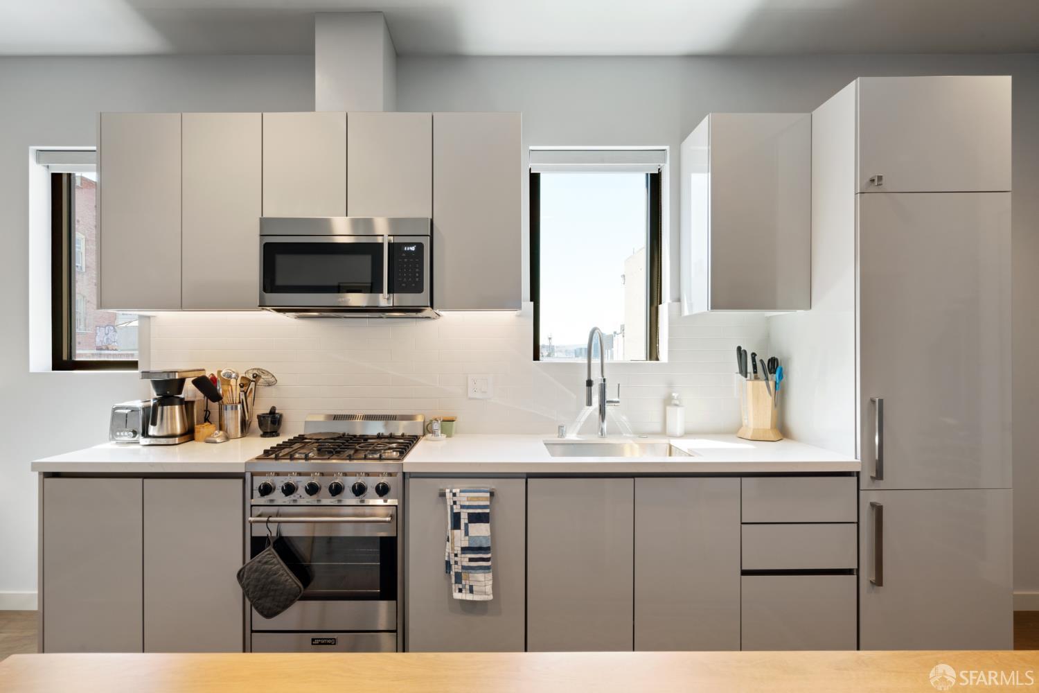 Detail Gallery Image 3 of 37 For 824 Hyde St, San Francisco,  CA 94109 - – Beds | – Baths