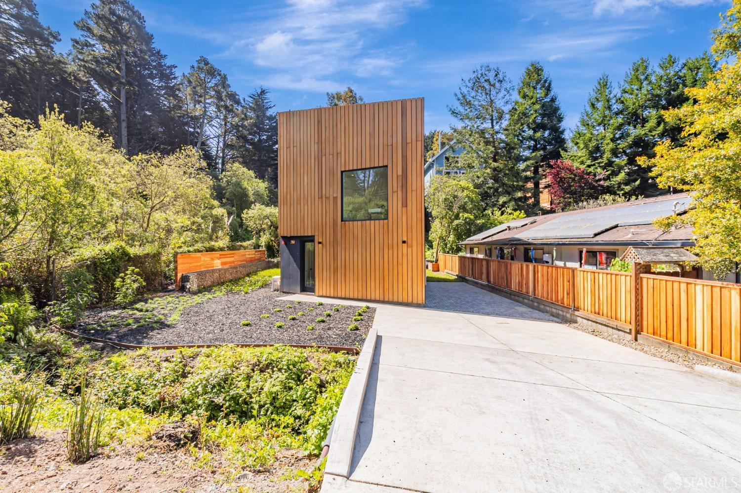 Detail Gallery Image 4 of 35 For 1841 Sunshine Valley Rd, Moss Beach,  CA 94038 - 4 Beds | 4 Baths