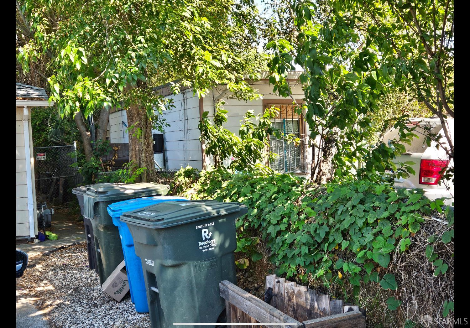 Detail Gallery Image 3 of 5 For 1024 Laurel Ave, East Palo Alto,  CA 94303 - 2 Beds | 1 Baths