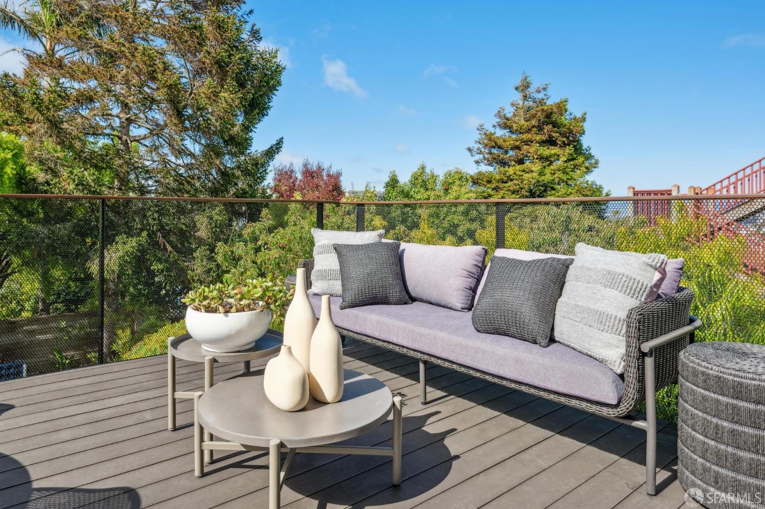 Detail Gallery Image 12 of 85 For 466 Clipper St, San Francisco,  CA 94114 - 5 Beds | 3/1 Baths