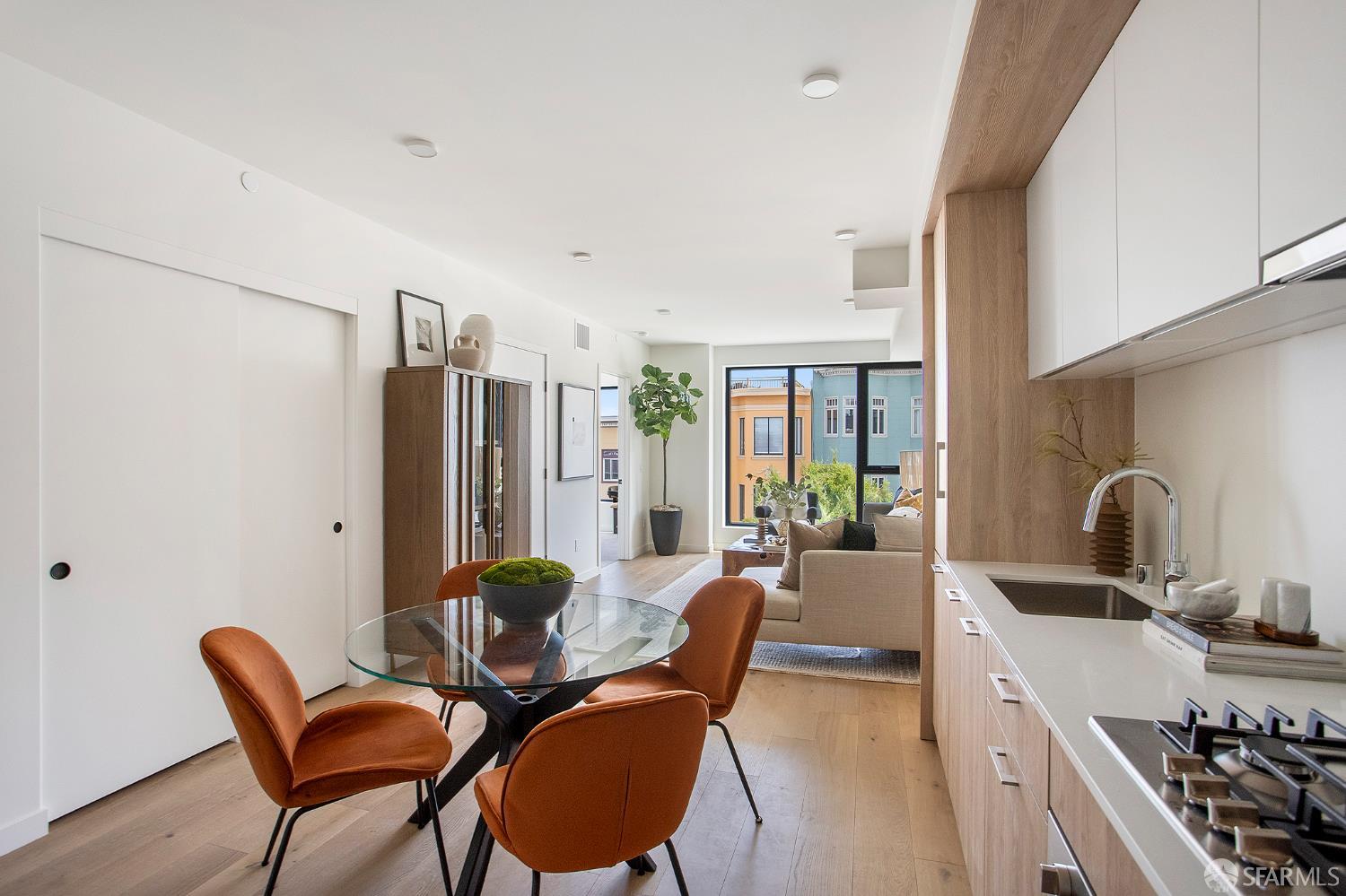 Photo #2: 425058915 Listing 