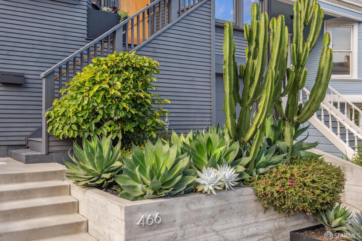 Detail Gallery Image 3 of 85 For 466 Clipper St, San Francisco,  CA 94114 - 5 Beds | 3/1 Baths