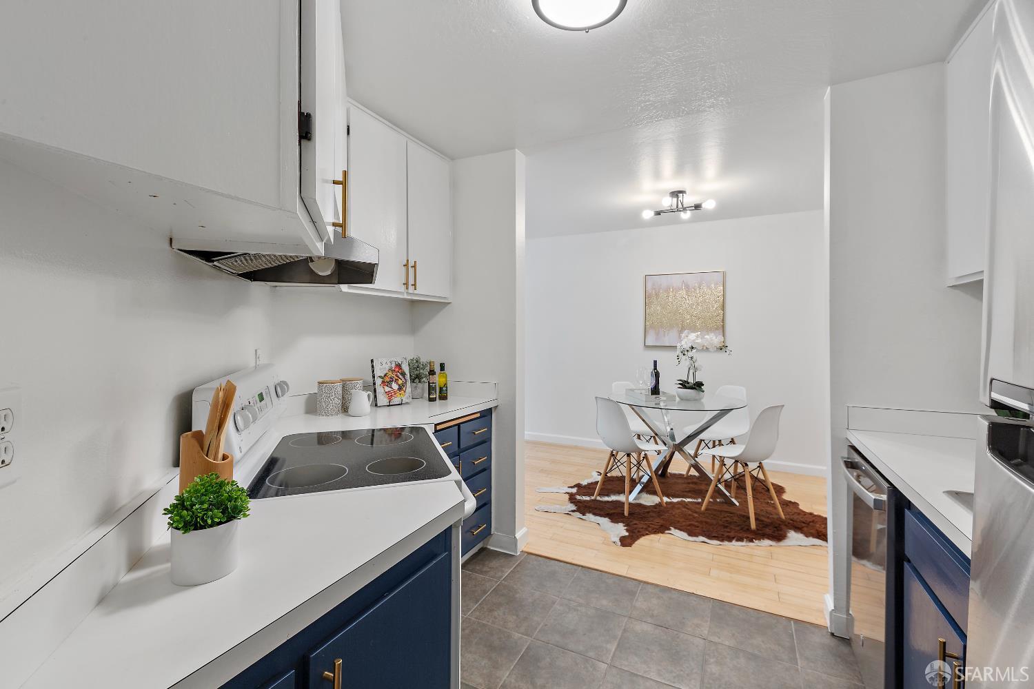 Photo #2: 425058785 Listing 