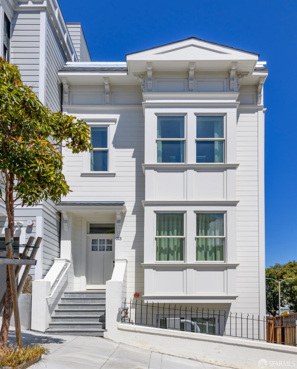 Detail Gallery Image 1 of 20 For 35 Hattie St, San Francisco,  CA 94114 - 5 Beds | 4/1 Baths