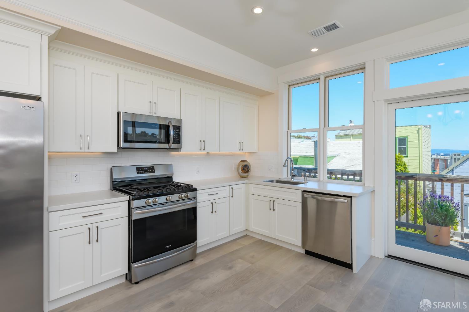 Detail Gallery Image 8 of 20 For 35 Hattie St, San Francisco,  CA 94114 - 5 Beds | 4/1 Baths