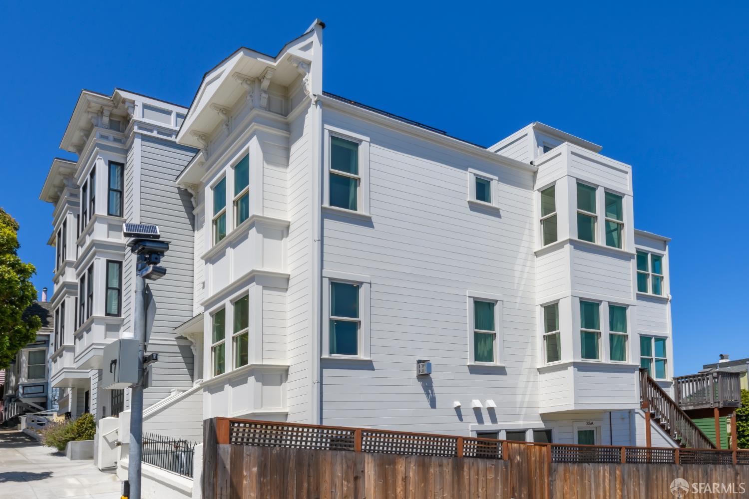 Detail Gallery Image 3 of 20 For 35 Hattie St, San Francisco,  CA 94114 - 5 Beds | 4/1 Baths