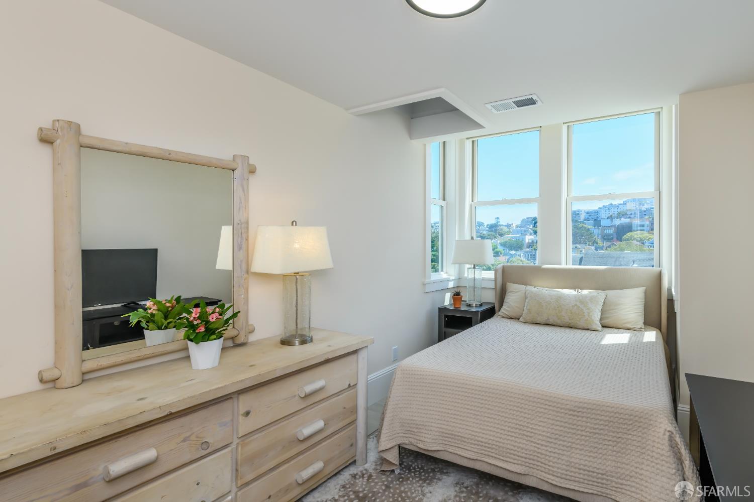 Detail Gallery Image 12 of 20 For 35 Hattie St, San Francisco,  CA 94114 - 5 Beds | 4/1 Baths