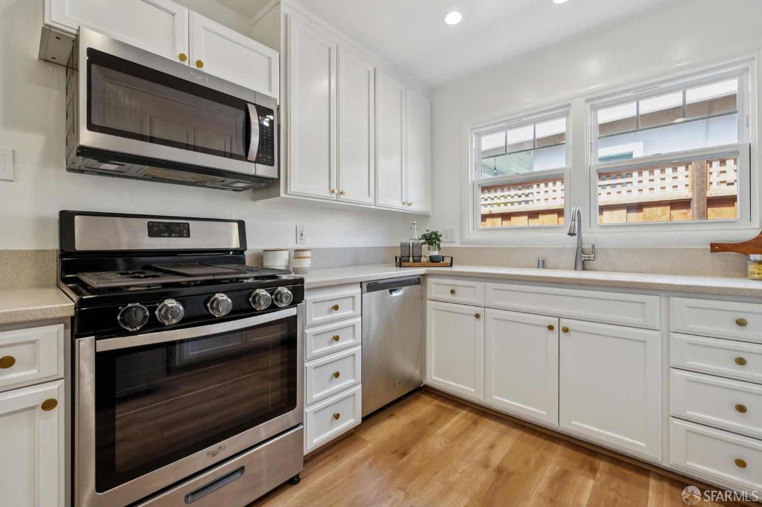 Detail Gallery Image 30 of 71 For 885 Elm St, San Carlos,  CA 94070 - 3 Beds | 2 Baths