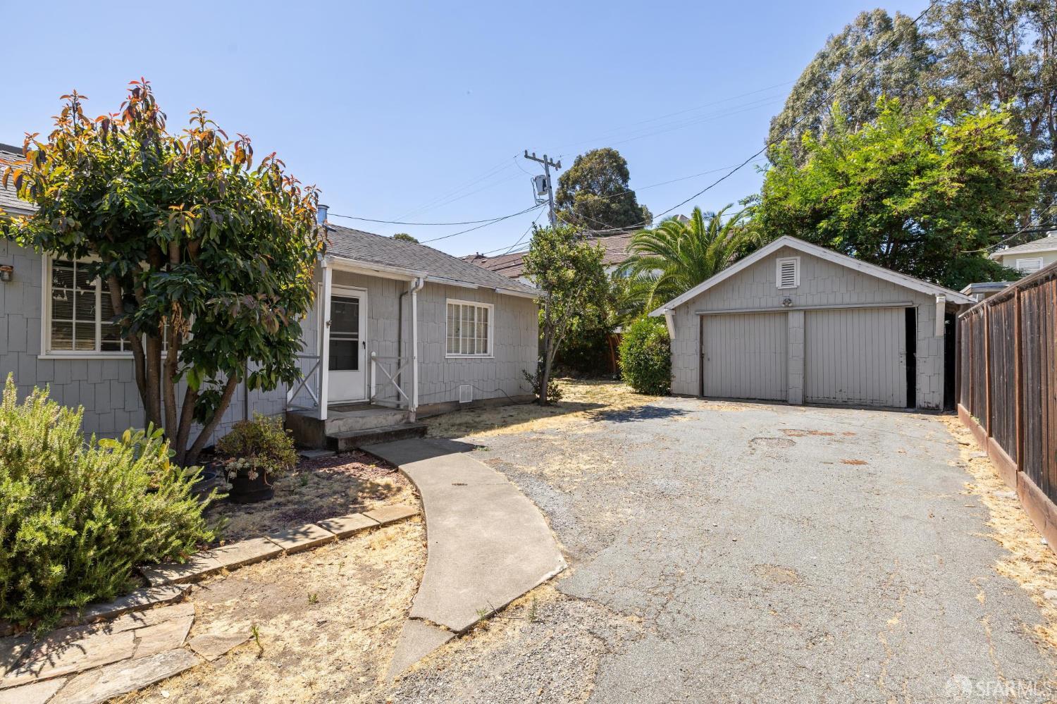 Detail Gallery Image 59 of 76 For 1115 Capuchino Ave, Burlingame,  CA 94010 - 4 Beds | 2 Baths