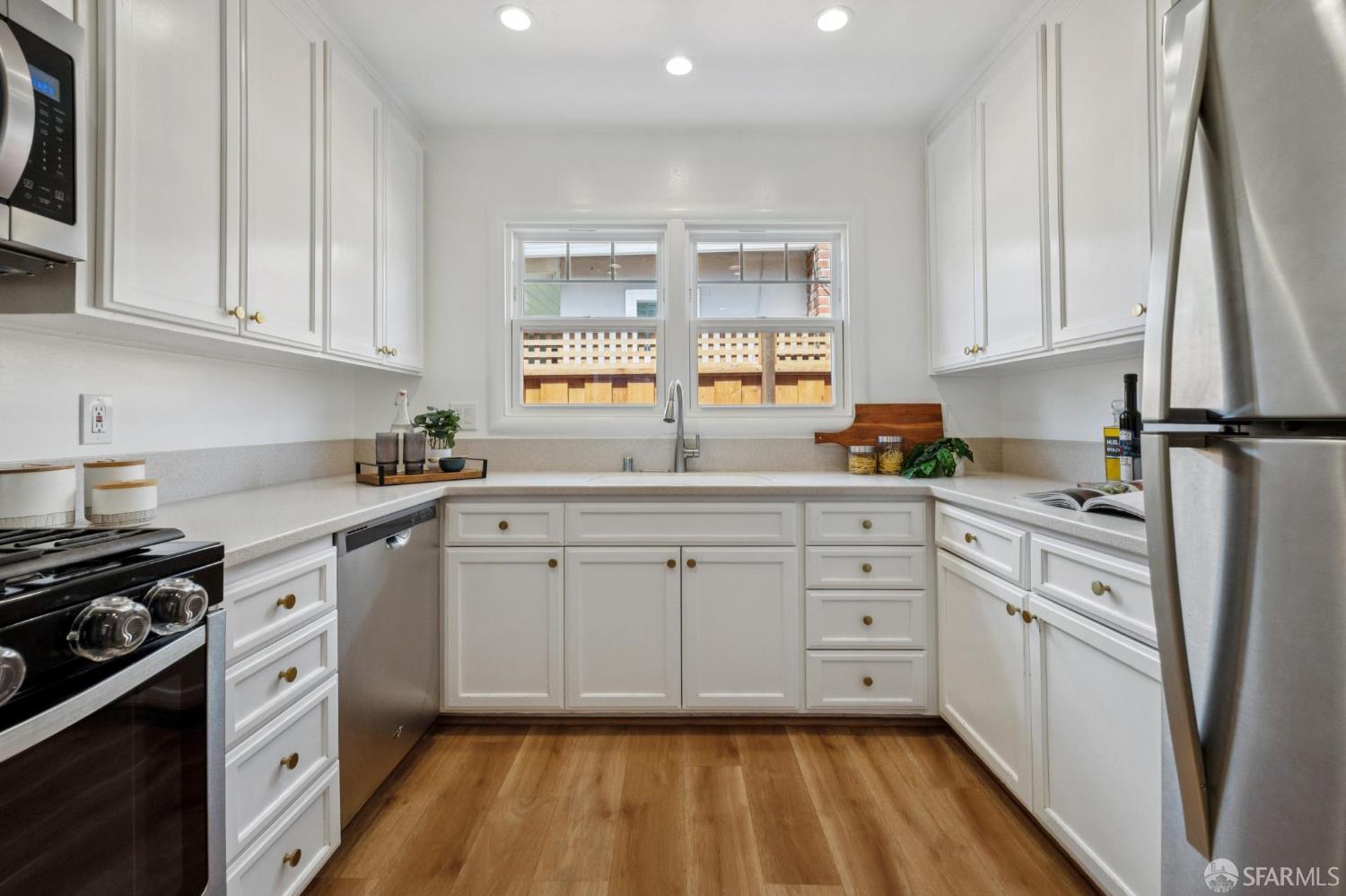 Detail Gallery Image 28 of 71 For 885 Elm St, San Carlos,  CA 94070 - 3 Beds | 2 Baths