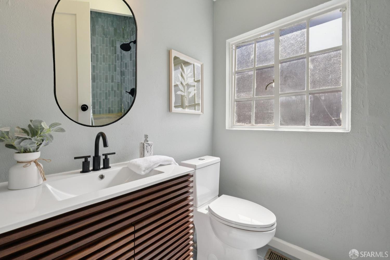 Detail Gallery Image 32 of 76 For 1115 Capuchino Ave, Burlingame,  CA 94010 - 4 Beds | 2 Baths