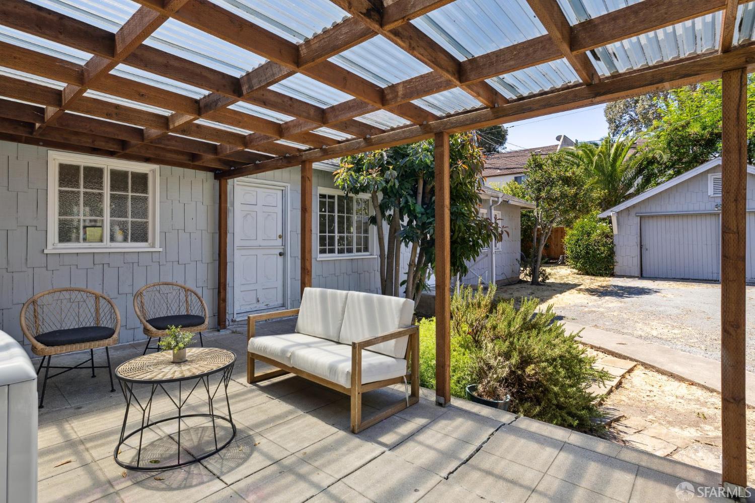 Detail Gallery Image 44 of 76 For 1115 Capuchino Ave, Burlingame,  CA 94010 - 4 Beds | 2 Baths