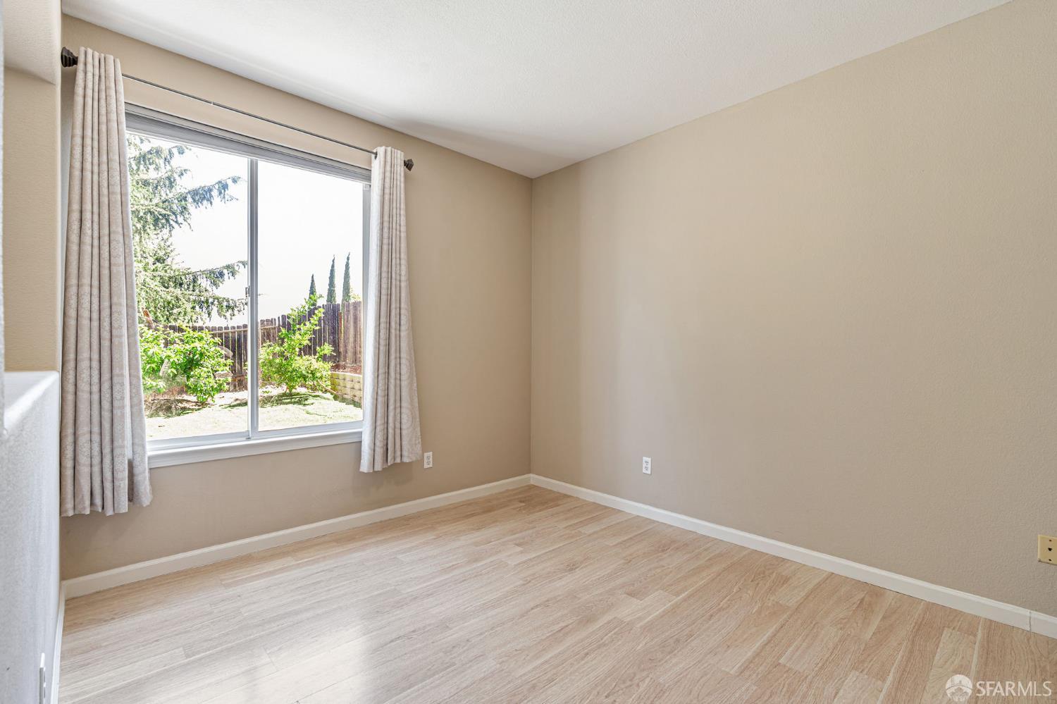 Detail Gallery Image 8 of 50 For 2415 Crystal Way, Antioch,  CA 94531 - 4 Beds | 2/1 Baths