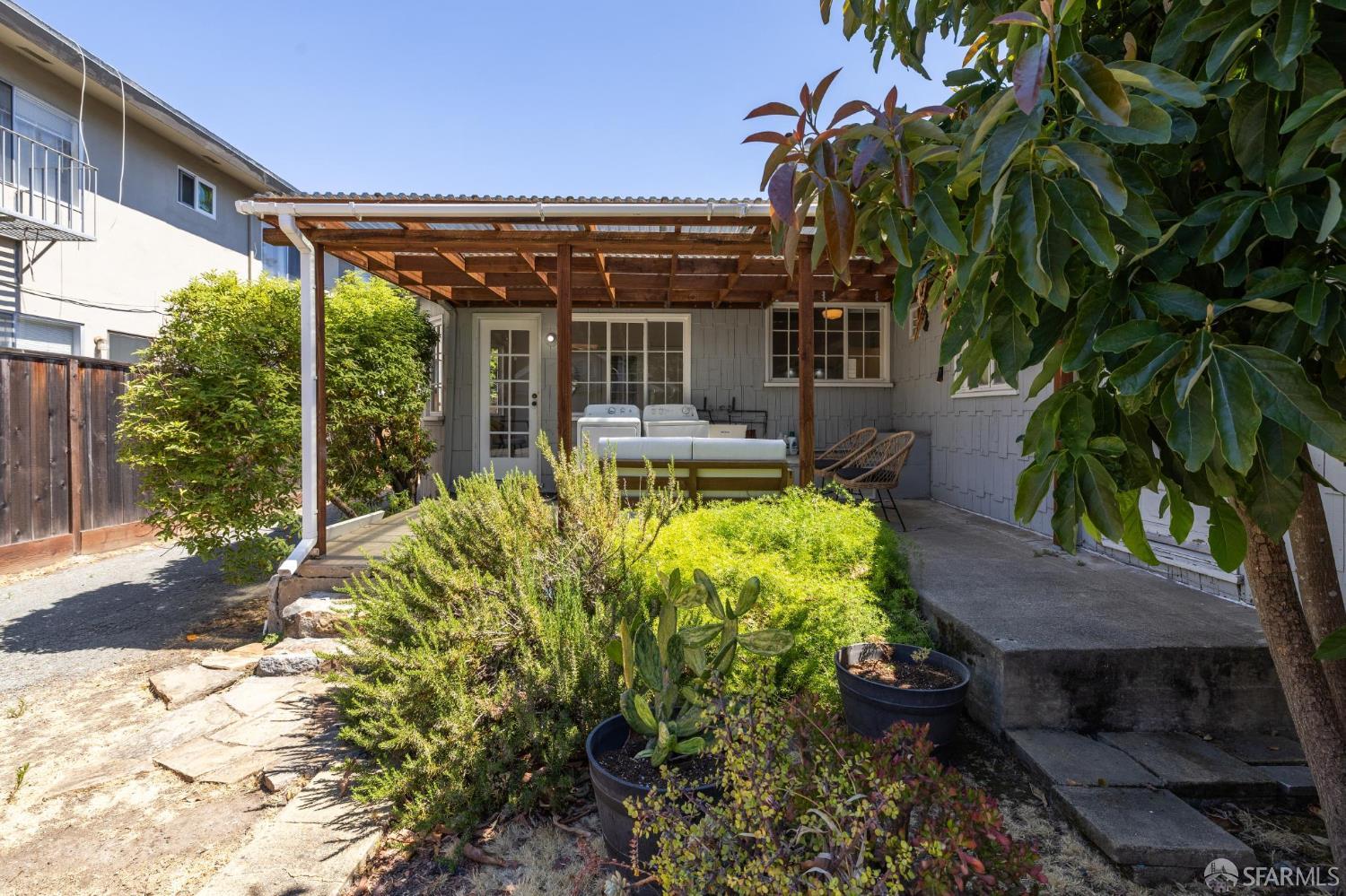 Detail Gallery Image 38 of 76 For 1115 Capuchino Ave, Burlingame,  CA 94010 - 4 Beds | 2 Baths