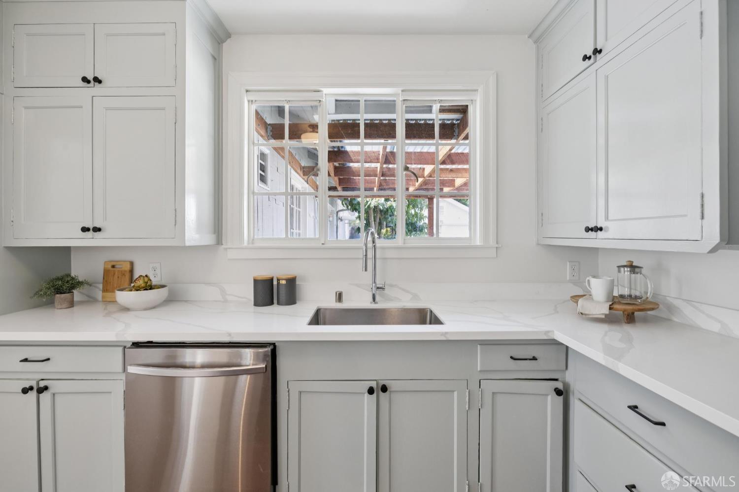 Detail Gallery Image 13 of 76 For 1115 Capuchino Ave, Burlingame,  CA 94010 - 4 Beds | 2 Baths