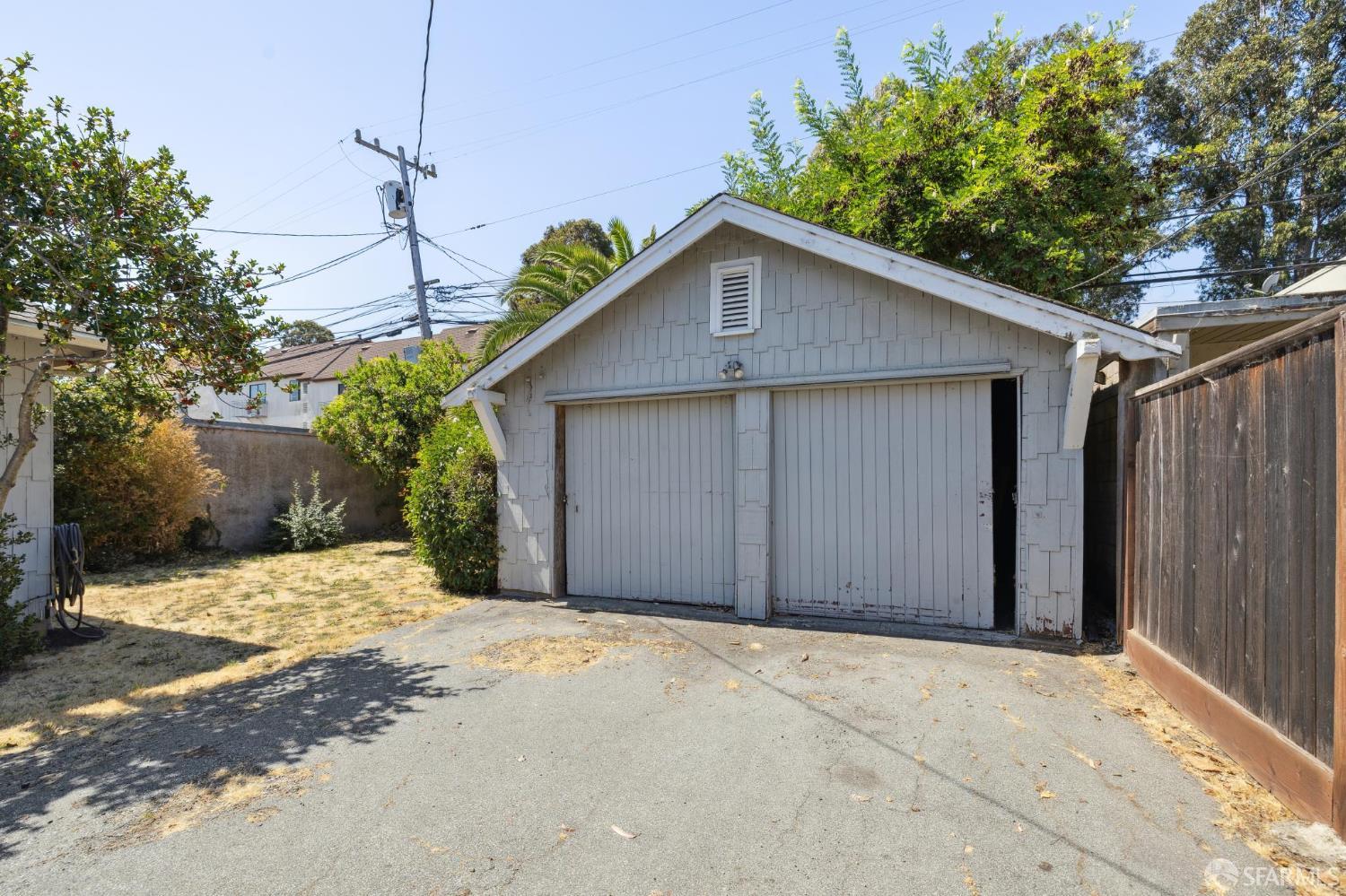 Detail Gallery Image 60 of 76 For 1115 Capuchino Ave, Burlingame,  CA 94010 - 4 Beds | 2 Baths