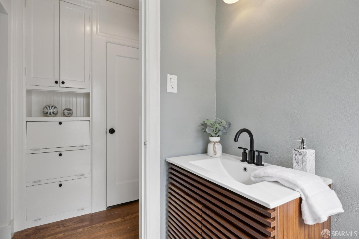 Detail Gallery Image 34 of 76 For 1115 Capuchino Ave, Burlingame,  CA 94010 - 4 Beds | 2 Baths
