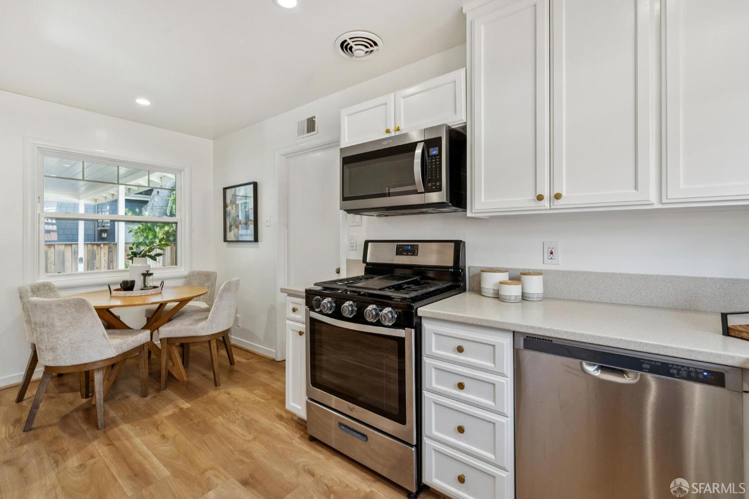 Detail Gallery Image 27 of 71 For 885 Elm St, San Carlos,  CA 94070 - 3 Beds | 2 Baths