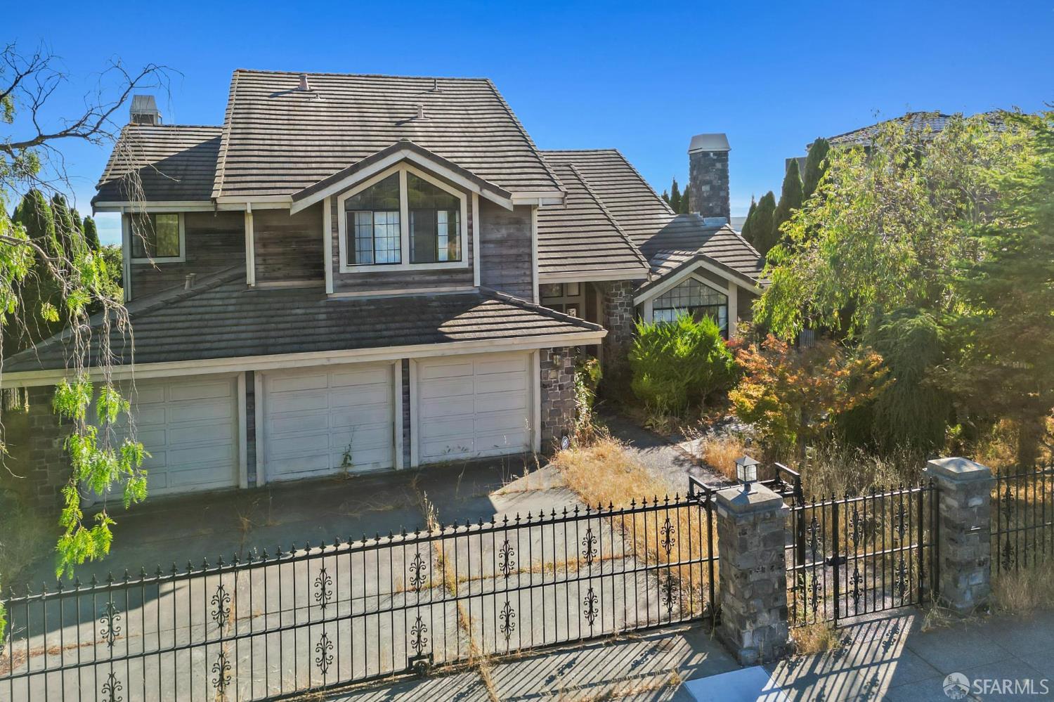 Detail Gallery Image 2 of 13 For 13407 Campus Dr, Oakland,  CA 94619 - 5 Beds | 3 Baths