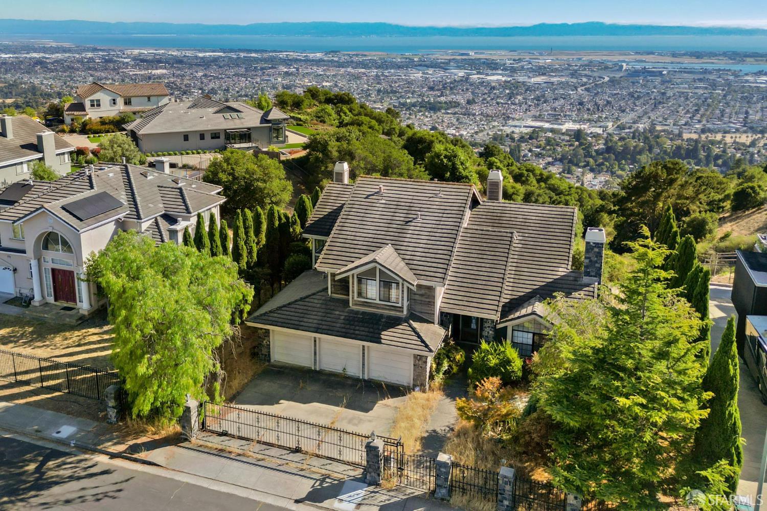 Detail Gallery Image 4 of 13 For 13407 Campus Dr, Oakland,  CA 94619 - 5 Beds | 3 Baths