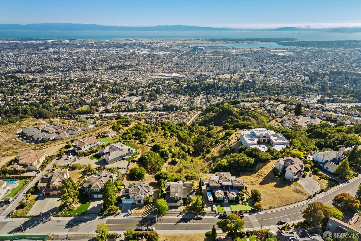 Detail Gallery Image 9 of 13 For 13407 Campus Dr, Oakland,  CA 94619 - 5 Beds | 3 Baths