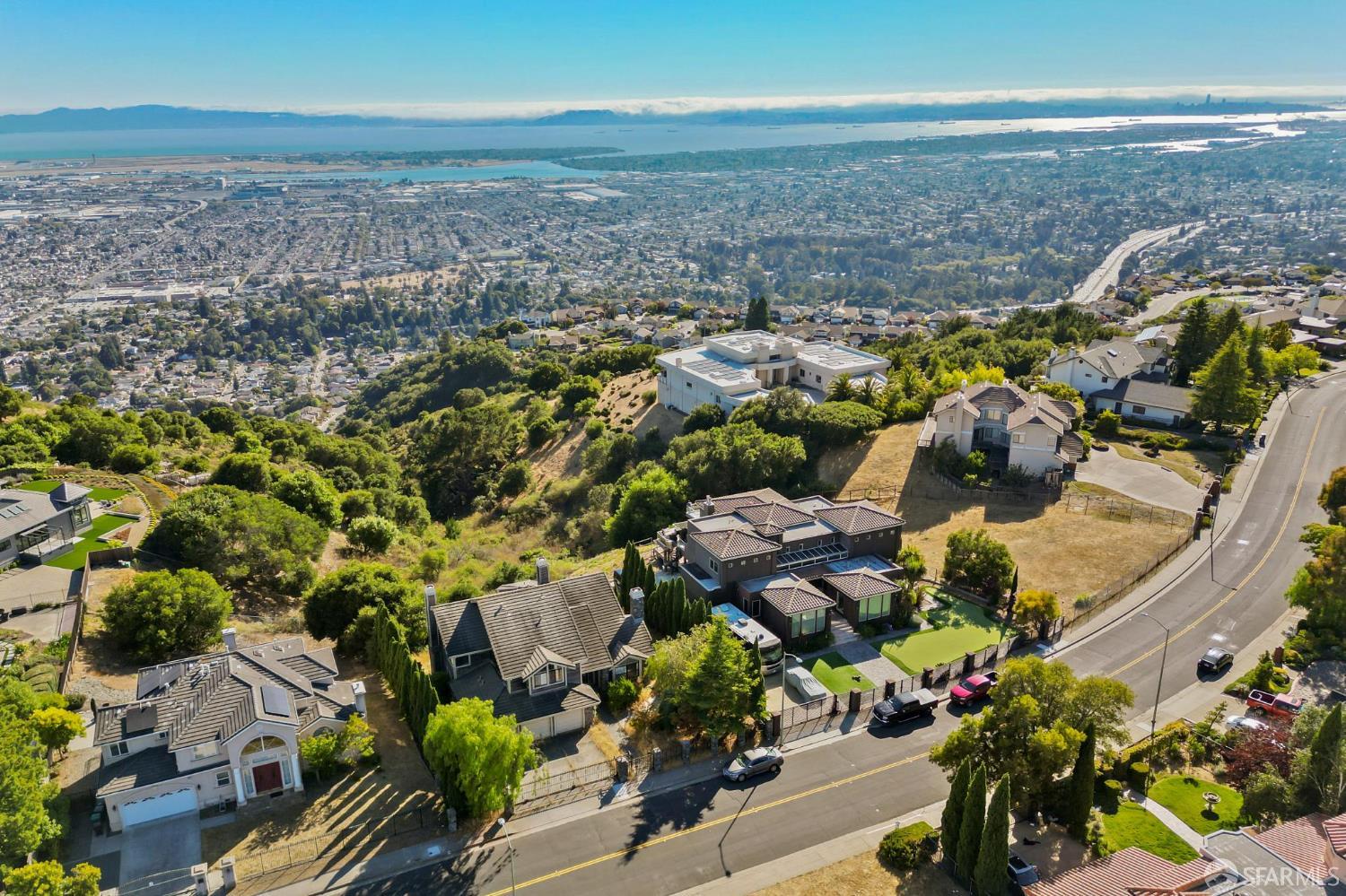 Detail Gallery Image 8 of 13 For 13407 Campus Dr, Oakland,  CA 94619 - 5 Beds | 3 Baths