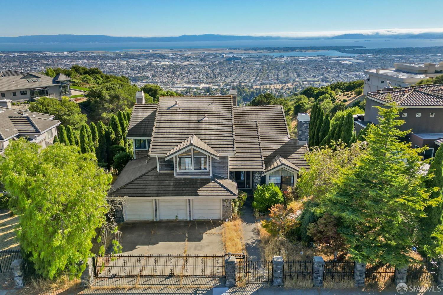 Detail Gallery Image 3 of 13 For 13407 Campus Dr, Oakland,  CA 94619 - 5 Beds | 3 Baths