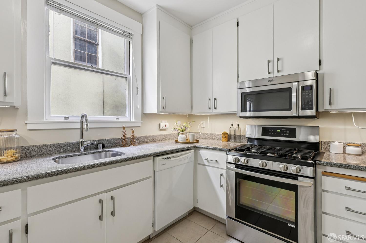 Detail Gallery Image 6 of 32 For 1767 Euclid Ave #4,  Berkeley,  CA 94709 - 2 Beds | 1 Baths