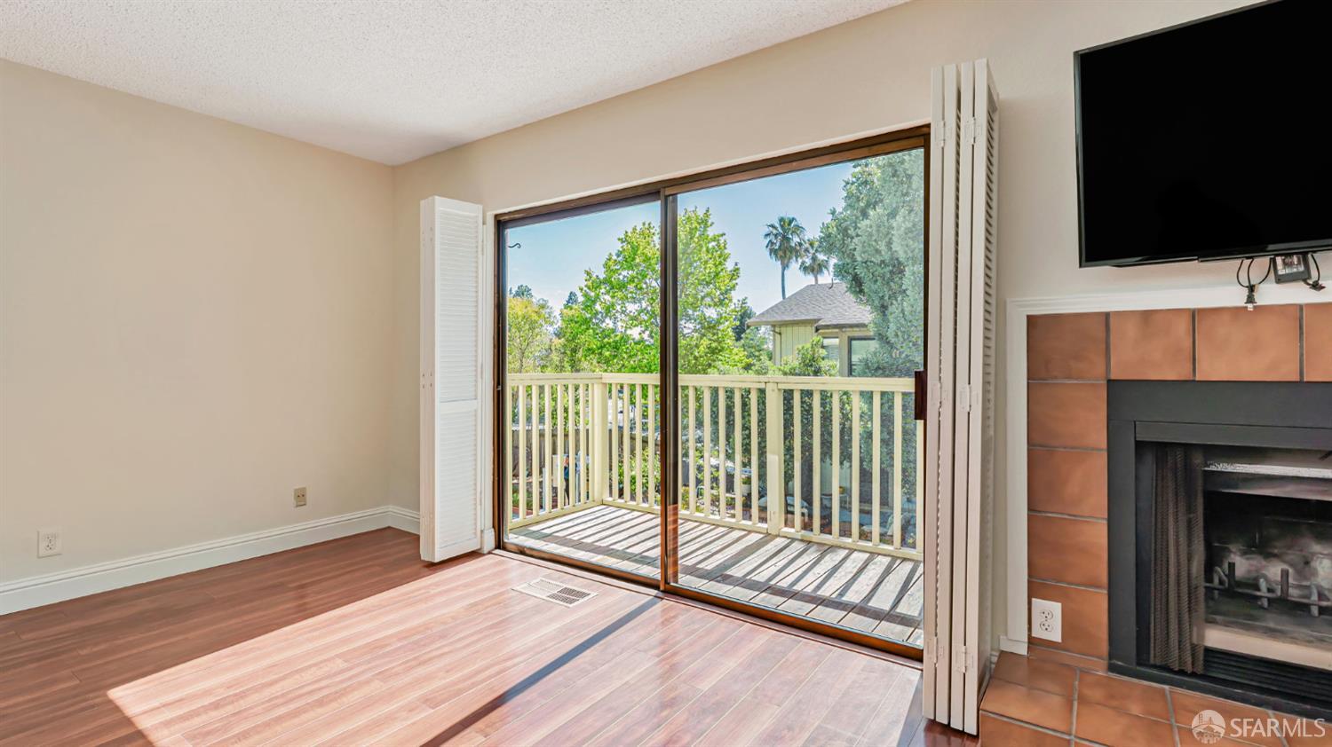 Detail Gallery Image 1 of 37 For 107 Alice Ln, El Sobrante,  CA 94803 - 2 Beds | 2 Baths