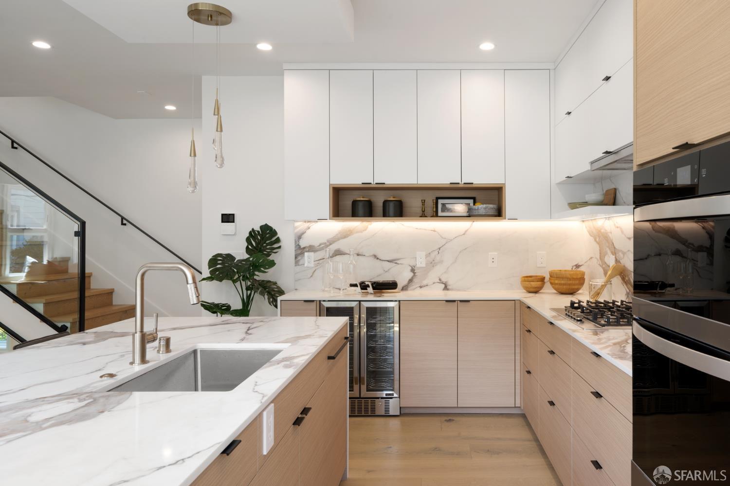 Detail Gallery Image 7 of 28 For 4822 19th St, San Francisco,  CA 94114 - 4 Beds | 4/1 Baths