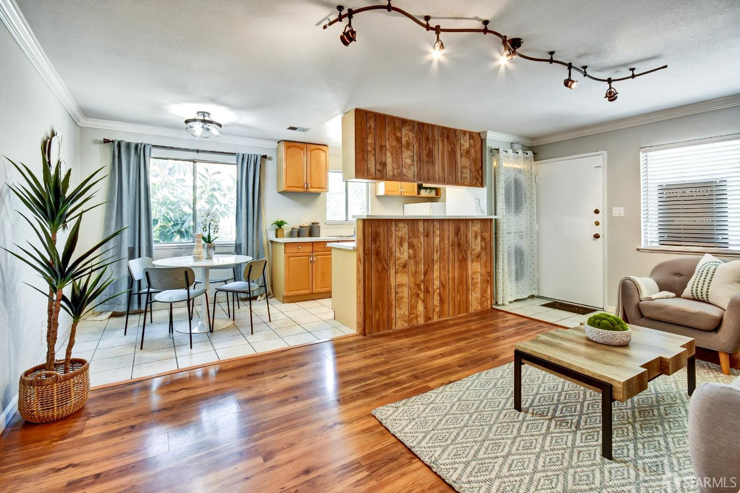 Detail Gallery Image 2 of 23 For 329 Blossom Hill Rd #4,  San Jose,  CA 95123 - 2 Beds | 1 Baths