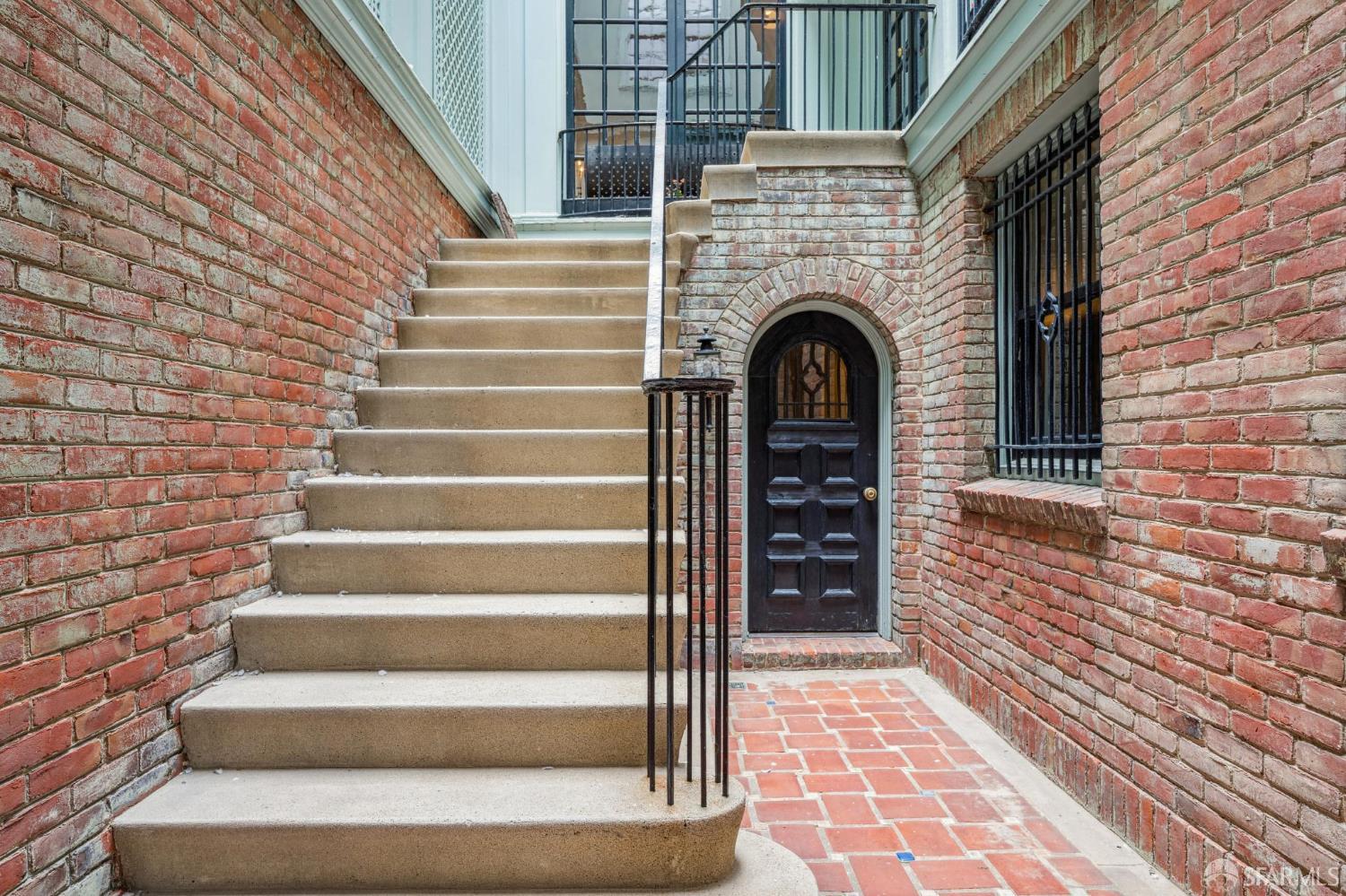 Detail Gallery Image 3 of 49 For 843 Mason St, San Francisco,  CA 94108 - 5 Beds | 4/2 Baths