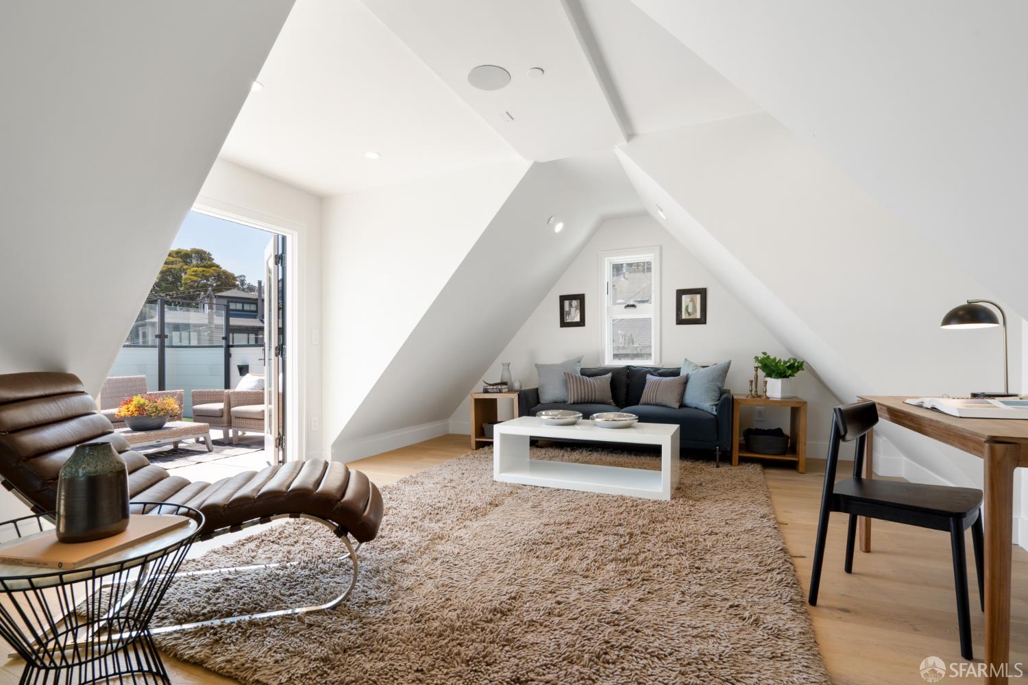 Detail Gallery Image 8 of 28 For 4822 19th St, San Francisco,  CA 94114 - 4 Beds | 4/1 Baths