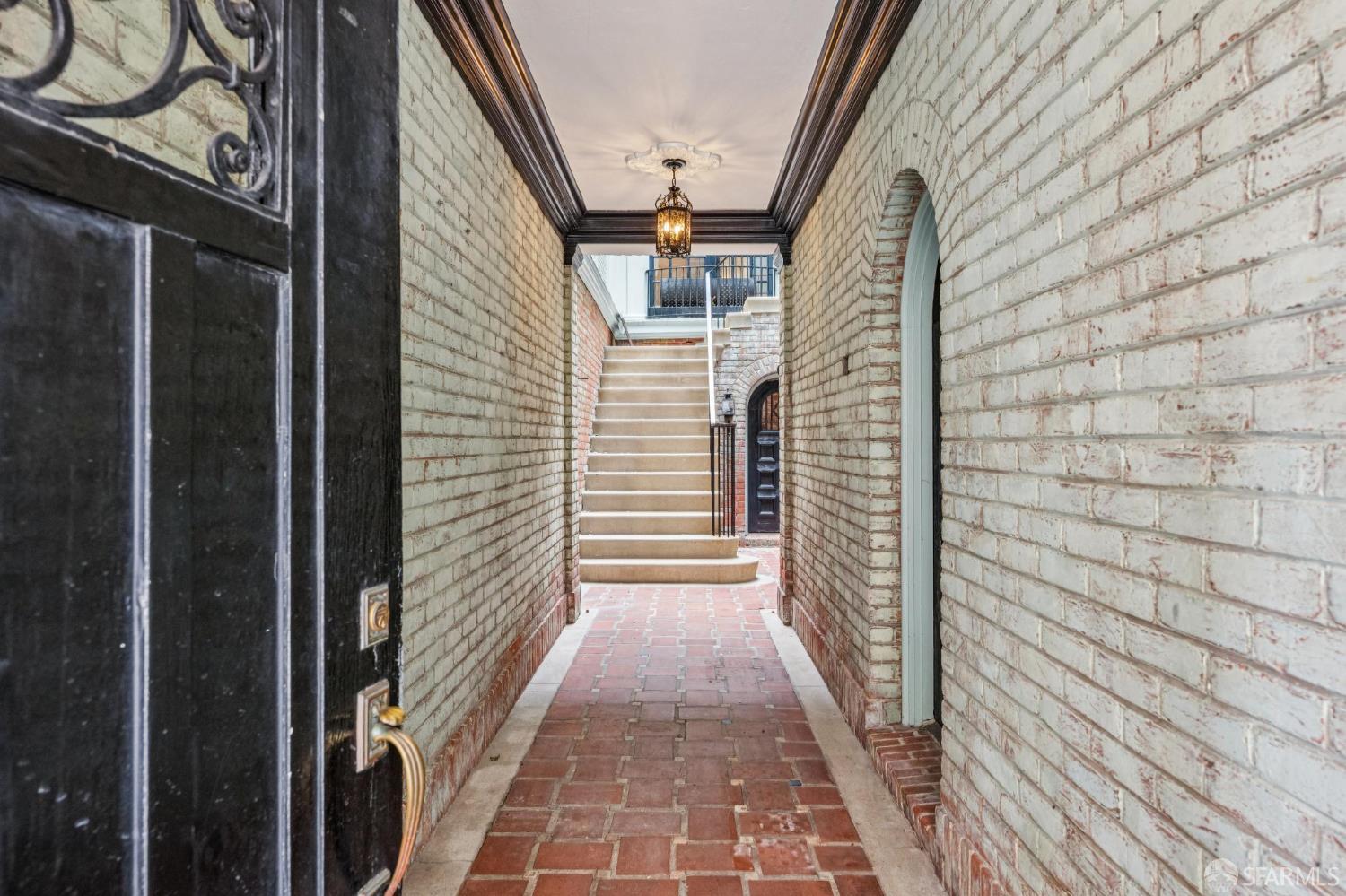 Detail Gallery Image 2 of 49 For 843 Mason St, San Francisco,  CA 94108 - 5 Beds | 4/2 Baths