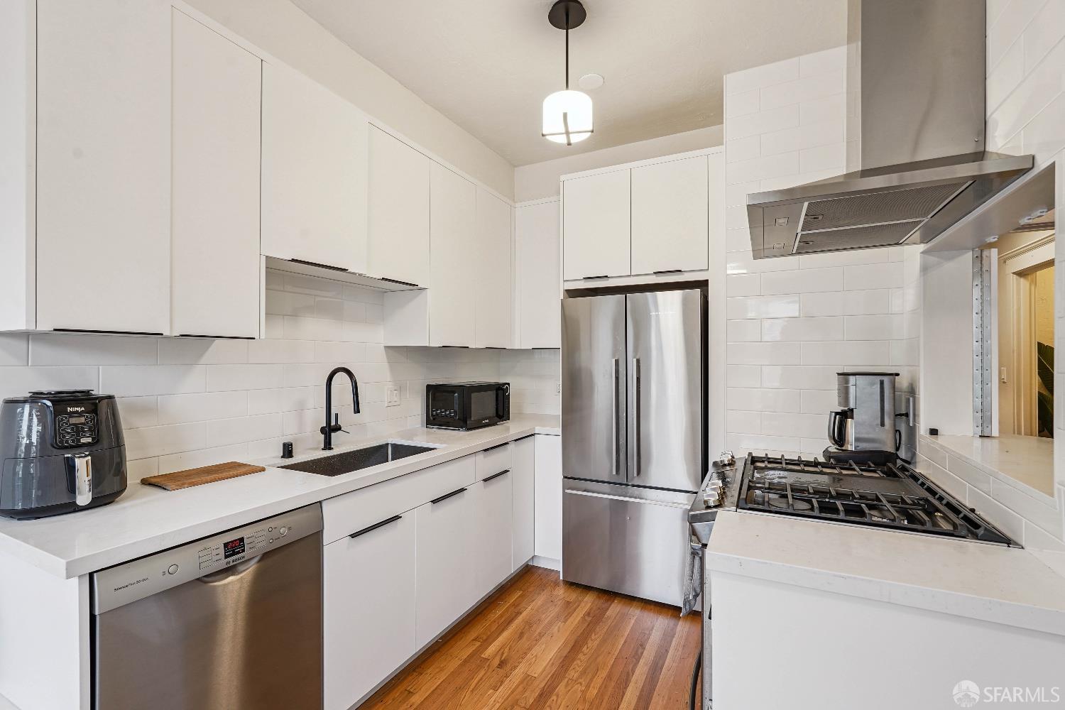 Detail Gallery Image 9 of 15 For 2415 Van Ness Ave #202,  San Francisco,  CA 94109 - 1 Beds | 1 Baths