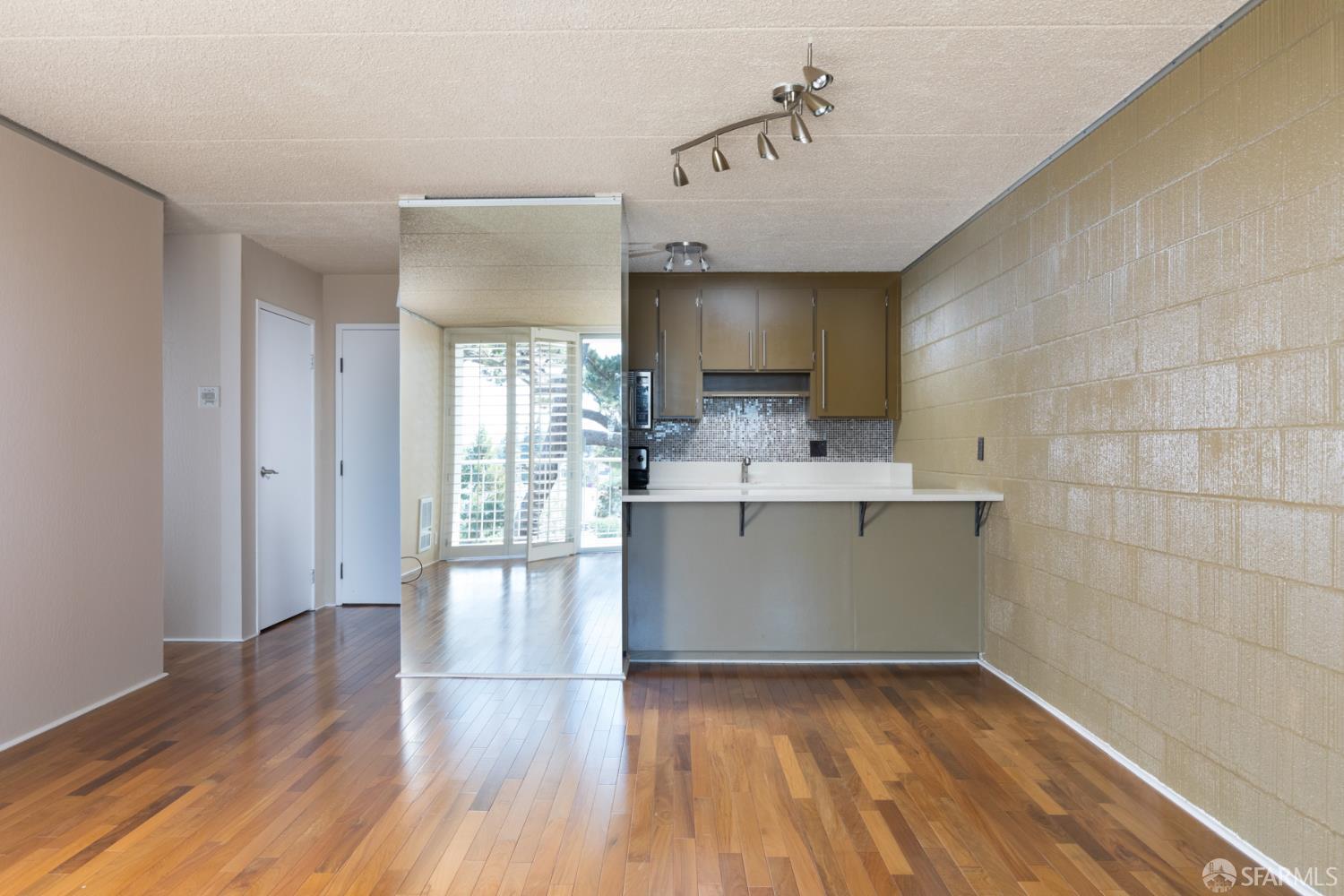 Detail Gallery Image 3 of 23 For 1 1 Kelton Court, Oakland, Ca Ct 1e,  Oakland,  CA 94611 - 1 Beds | 1 Baths