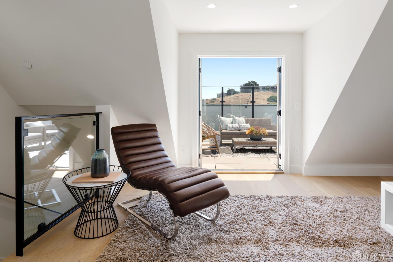 Detail Gallery Image 11 of 28 For 4822 19th St, San Francisco,  CA 94114 - 4 Beds | 4/1 Baths