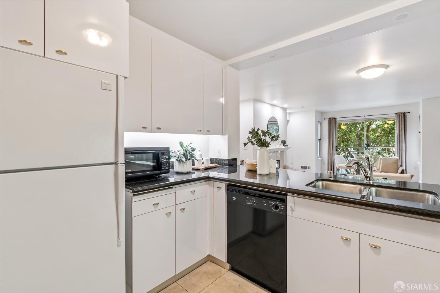 Detail Gallery Image 10 of 30 For 600 Chestnut St #211,  San Francisco,  CA 94133 - 2 Beds | 2 Baths