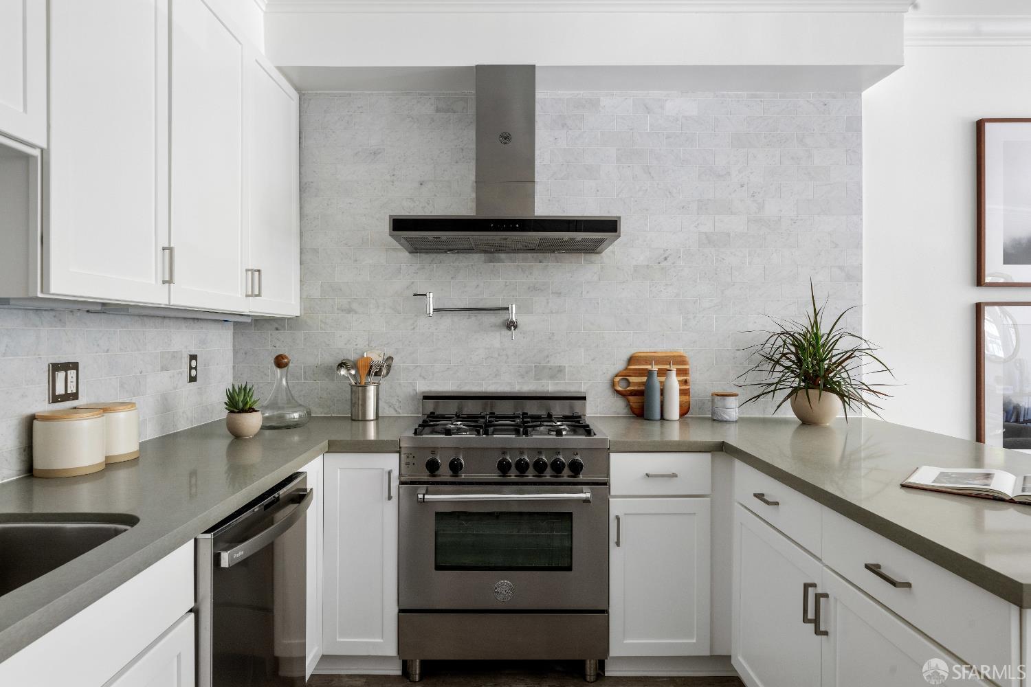 Photo #8: 425055304 Listing: Photo #8