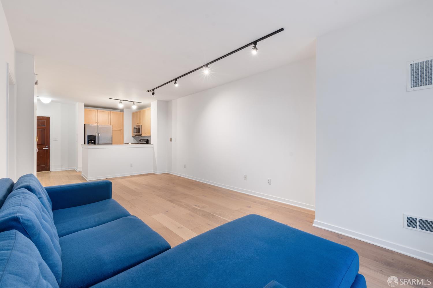 Photo #2: 425060867 Listing 