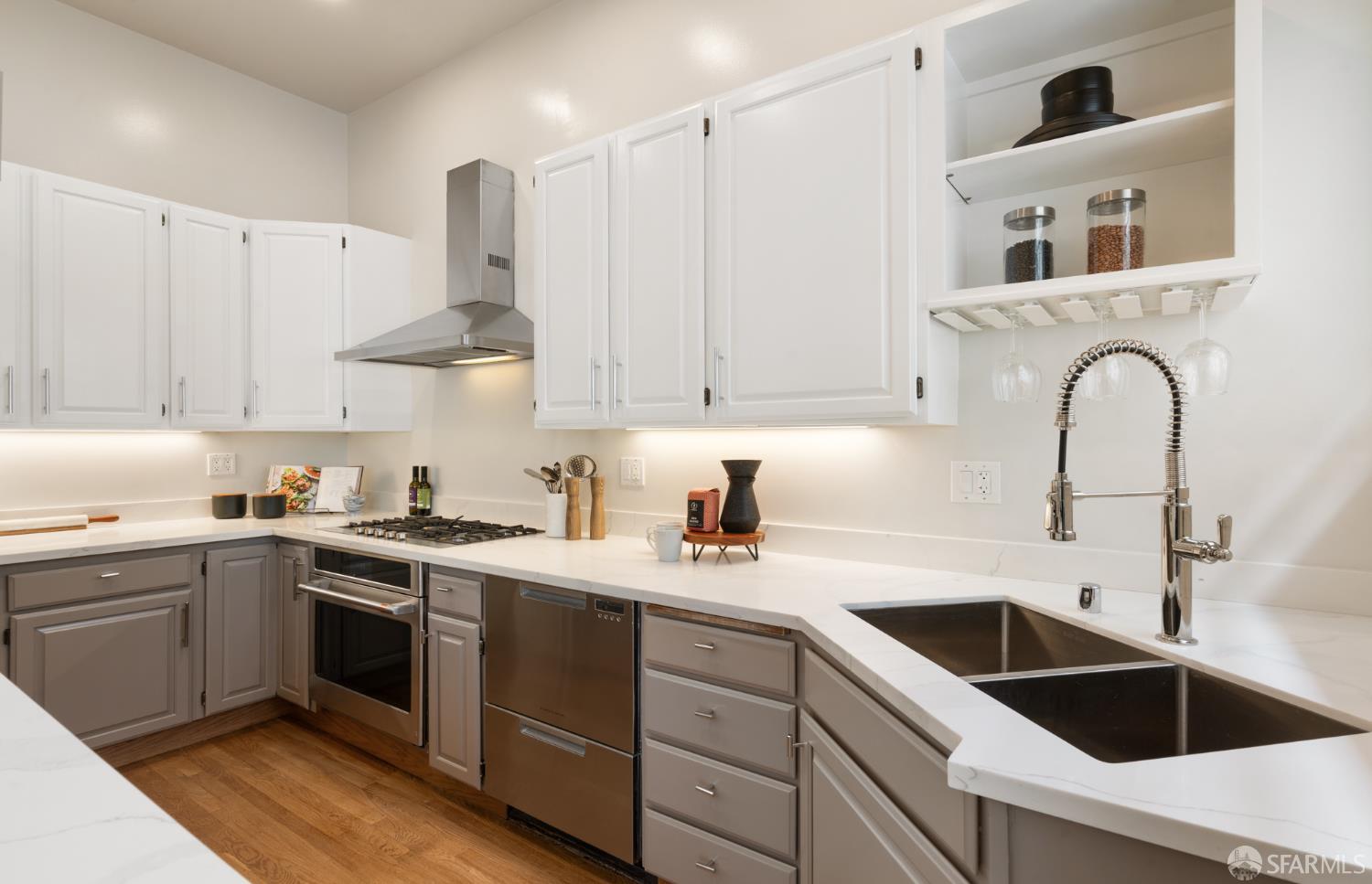 Detail Gallery Image 13 of 76 For 2930 Baker St, San Francisco,  CA 94123 - 2 Beds | 2/1 Baths
