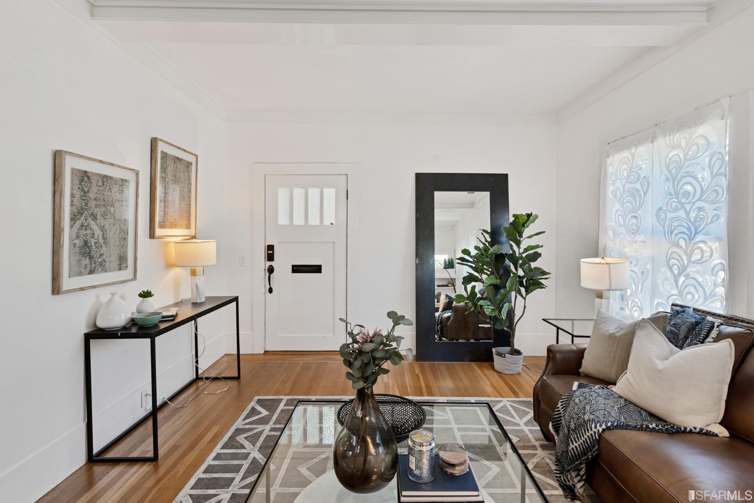 Detail Gallery Image 4 of 53 For 2543 Chilton Way, Berkeley,  CA 94704 - 2 Beds | 1 Baths