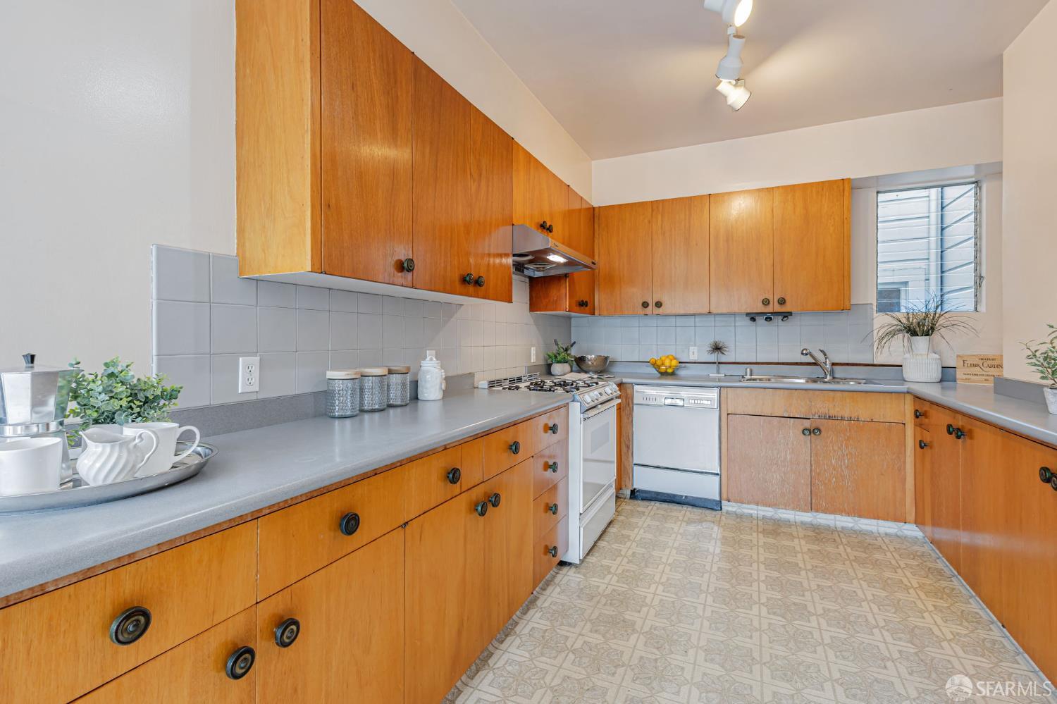 Detail Gallery Image 15 of 54 For 612 12th Ave, San Francisco,  CA 94118 - 4 Beds | 2/1 Baths